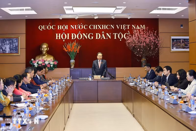 国会主席陈青敏在国会大厦同民族委员会就2026年重点任务举行工作座谈。（图片来源：越通社）