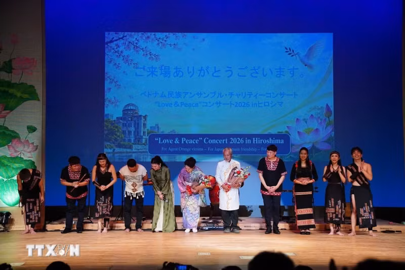 10月9日，“越南民族艺术慈善音乐会——援助橙剂受害者”在日本广岛市举行。（图片来源：越通社）