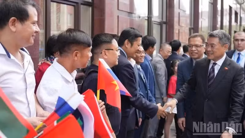 越南驻俄罗斯大使馆和越南驻喀山总领事馆的干部和工作人员以及旅俄越南人代表到机场欢迎黎明兴总理。