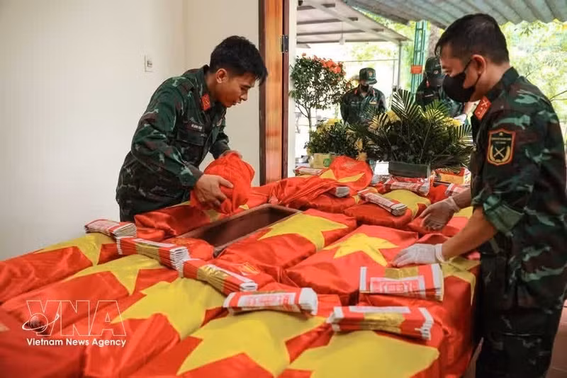 对遗骸状况进行评估，随后将进行DNA采样以确定烈士身份。（图片来源：越通社）