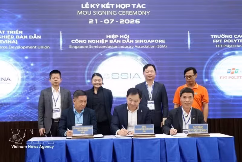 新加坡半导体产业协会、越南半导体产业人才发展联盟（SEVINA）与FPT Polytechnic大专学校签署合作协议。（图片来源：越通社）