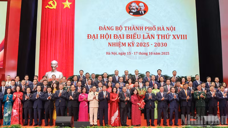 越共中央书记处常务书记陈锦秀送花祝贺越共河内市委员会。