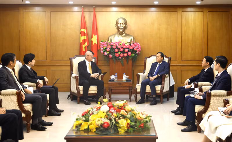 越共中央政策与战略部部长陈流光会见日越友好议员联盟特别顾问武部勤。（图片来源：VGP）