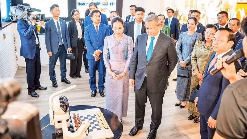 柬埔寨首相洪玛奈访问越南国家创新中心。（图片来源：柬埔寨外交与国际合作部）