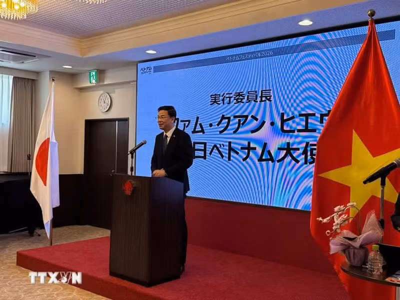 越南驻日本大使范光效在新闻发布会上发表讲话。（图片来源：越通社）