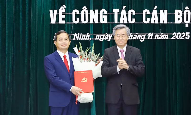 前太原省人民委员会主席范黄山任北宁省省委副书记。