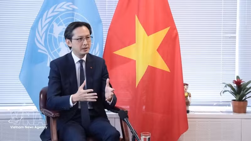 越南常驻联合国代表团团长、大会候任主席杜雄越大使向国际媒体记者介绍本次大会相关信息。（图片来源：越通社）