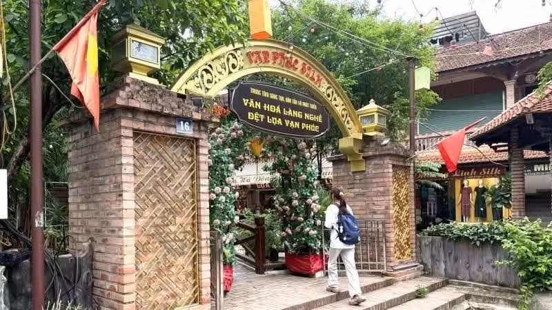 河内万福丝绸村是备受国内外游客青睐的旅游目的地。