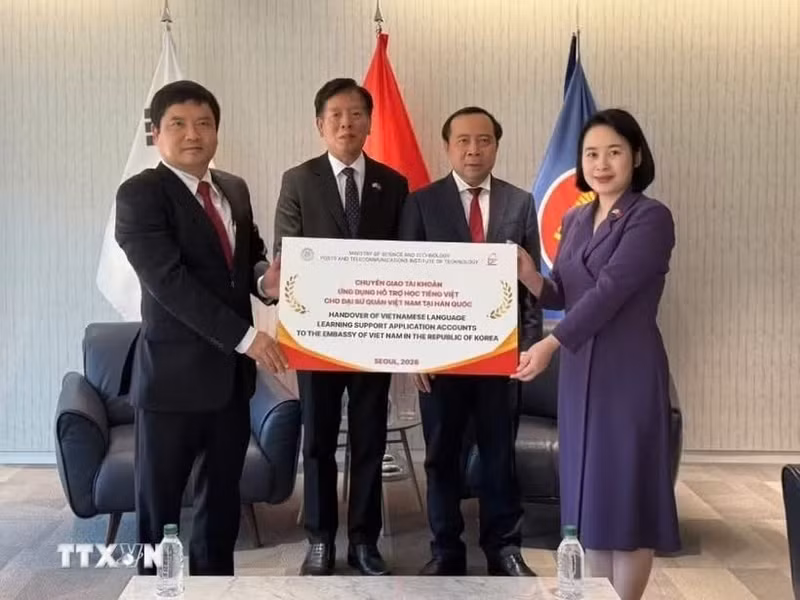 邮政电信技术学院代表向越南驻韩国大使馆移交“越南语学习应用程序”。（图片来源：越通社）