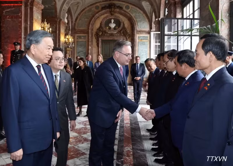 越共中央总书记、国家主席苏林向比利时首相巴特·德·韦弗介绍越南高级代表团成员。（图片来源：越通社）
