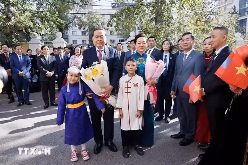 越南国会主席陈青敏会见旅居蒙古国越南人代表。