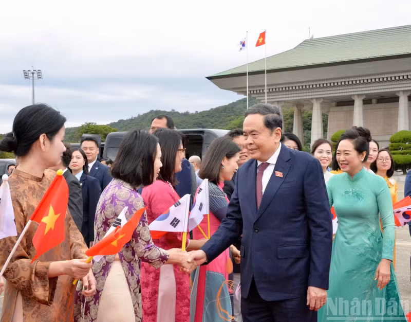 越南国会主席陈青敏偕夫人及越南高级代表团离开首尔，圆满结束对韩国的正式访问。