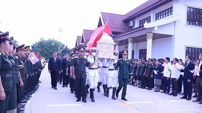 迎接英雄烈士回归祖国。