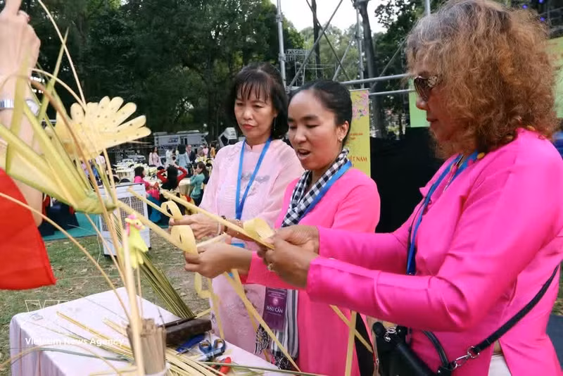 海外越侨体验越南春节文化，参加椰叶折纸活动。（图片来源：越通社）