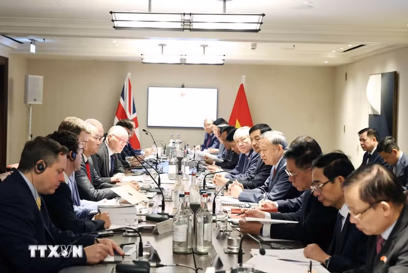 苏林总书记出席在英国举行的人工智能与半导体芯片座谈会。（图片来源：越通社）