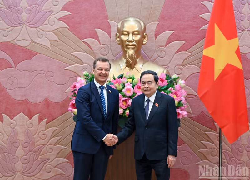 越南国会主席陈青敏会见俄罗斯联邦委员会第一副主席安德烈·亚茨金。