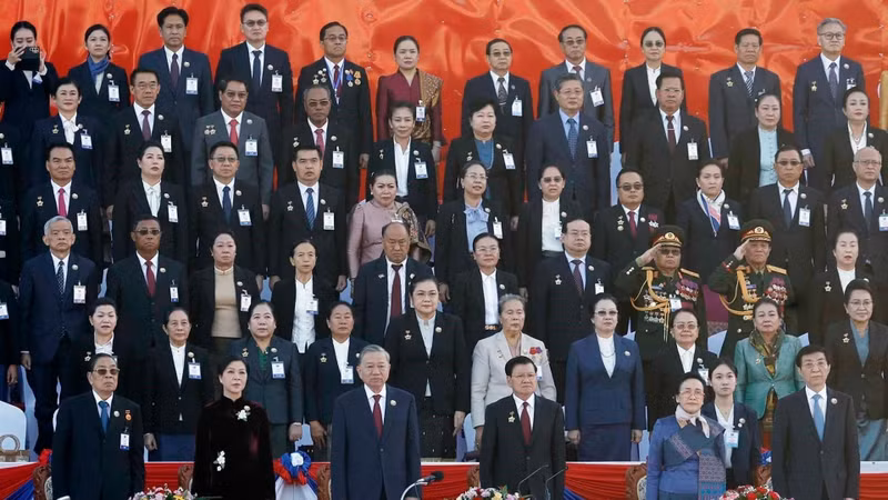 越共中央总书记苏林和夫人出席老挝人民民主共和国建国50周年庆典。