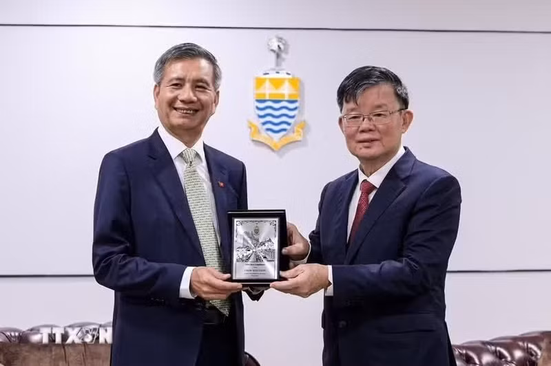 越南驻马来西亚大使丁玉灵与马来西亚槟城州首席部长曹观友。（图片来源：越通社）