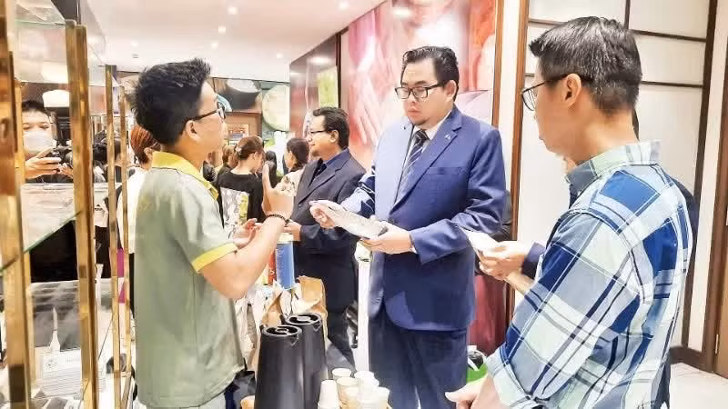 外资投资者在胡志明市贸易投资促进中心了解展示的食品。
