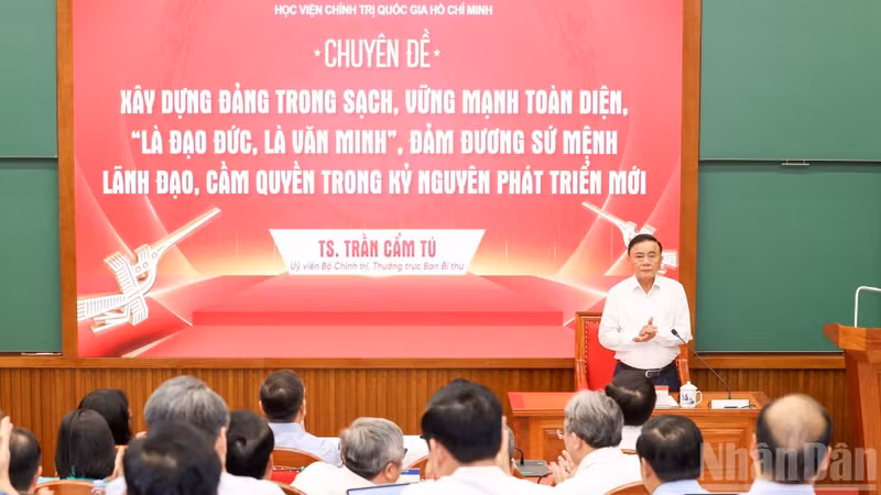 越共中央政治局委员、中央书记处常务书记陈锦秀在专题学习交流会上发表讲话。