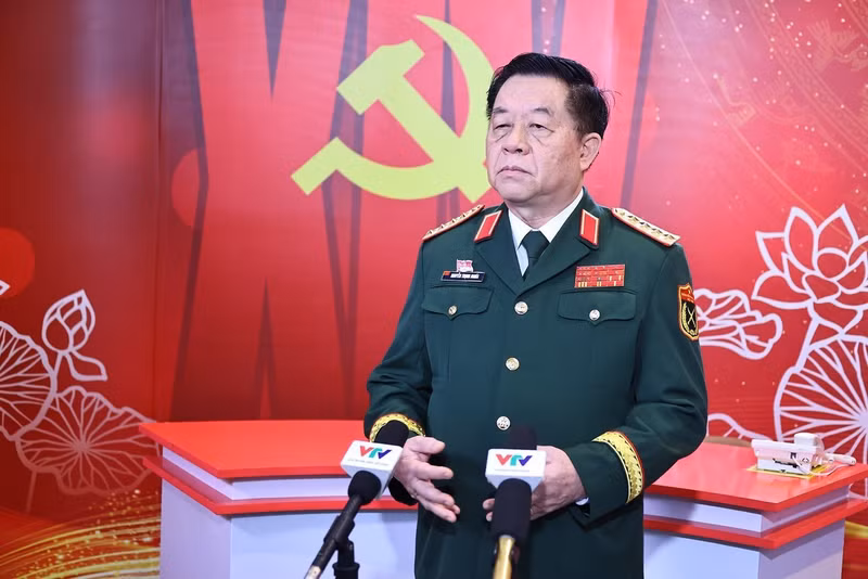 阮重义大将接受记者采访。（图片来源：越通社）