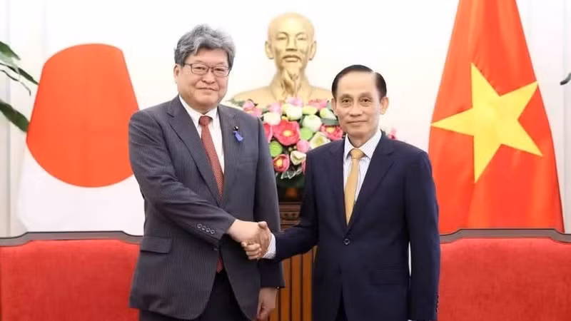 越共中央政治局委员、外交部长黎怀忠21日在外交部驻地会见对越南进行访问的日本自民党代理干事长萩生田光一。（图片来源：越通社）