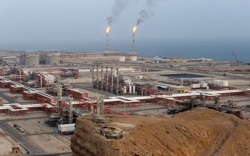 伊朗阿萨鲁耶的一座天然气开采厂。（图片来源：Al Mayadeen English）