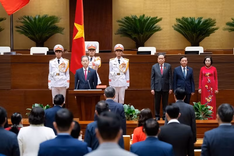 阮文广同志宣誓就职。