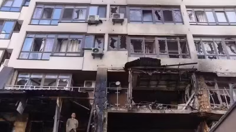 2025年7月21日，乌克兰基辅舍甫琴科夫斯基区一栋受损建筑。（图片来源：新华社/越通社）