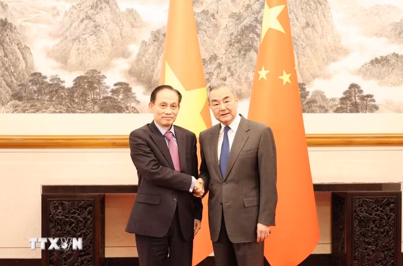越共中央政治局委员、外交部长、苏林总书记特使黎怀忠与中共中央政治局委员、中央外事工作委员会办公室主任外交部长王毅举行会谈。（图片来源：越通社）