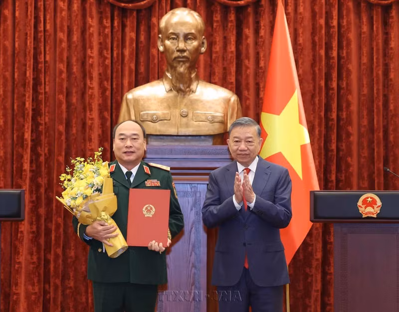 越共中央总书记、国家主席苏林向黎光道同志授予上将军衔。（图片来源：越通社）
