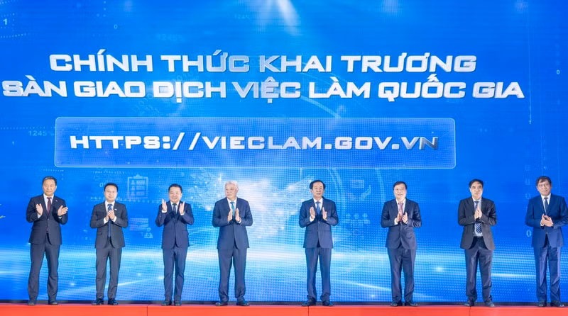 越南国家就业交易服务平台上线仪式。
