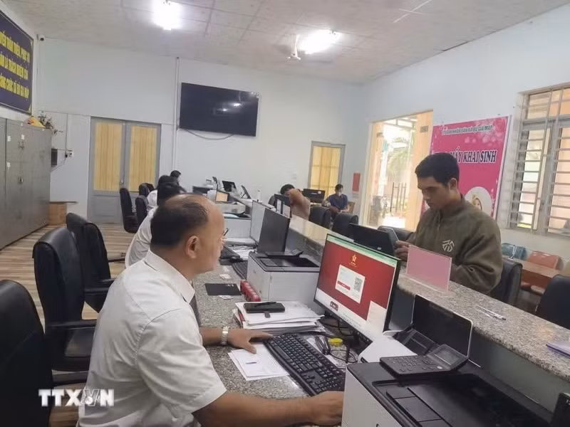 布亚摩乡人民到公共行政服务中心办理行政手续。（图片来源：越通社）