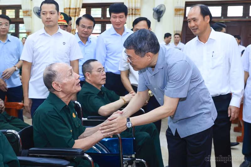越南政府总理黎明兴前往宁平省金榜伤残军人疗养中心，看望慰问伤残军人并赠送慰问品。（图片来源：VGP）