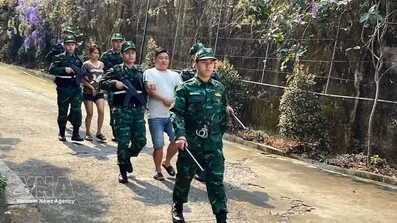 老街国际口岸边防部队押解“LC326”专案2名涉嫌贩运人口犯罪嫌疑人。（图片来源：越通社）