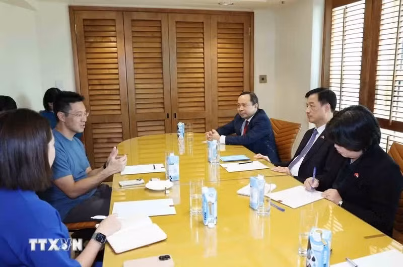 越共中央政治局委员、中央书记处书记、中央组织部部长阮维玉与新加坡政府科技局政府开源科技部主管李鸿毅进行了工作会晤。（图片来源：越通社）