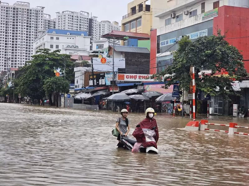 受台风环流影响，河内市多地发生洪涝灾害。（图片来源：越通社）