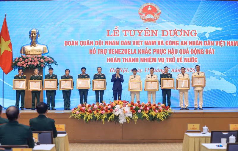 越南政府总理黎明兴向在委内瑞拉执行地震救援和人道援助任务中作出突出贡献的集体颁发二等和三等保卫祖国勋章。（图片来源：VGP）