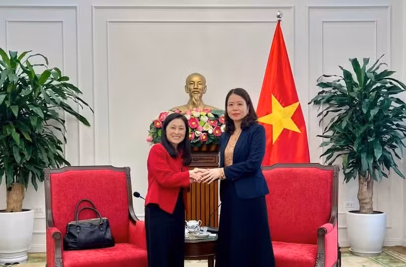 越南外交部副部长阮明姮会见美国新任驻越南特命全权大使詹妮弗·威克斯·麦克纳马拉。（图片来源：外交部）