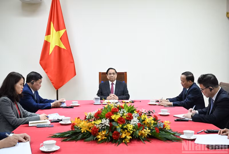 越南政府总理范明正与新加坡总理黄循财通电话。