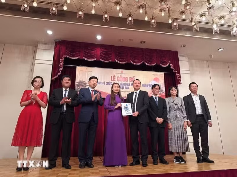 越南语能力考试公布仪式暨日本越南语能力考试委员会成立决定颁发仪式现场。（图片来源：越通社）