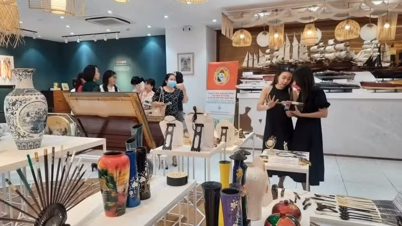 参观者在胡志明市贸易投资促进中心浏览商家展示的产品。