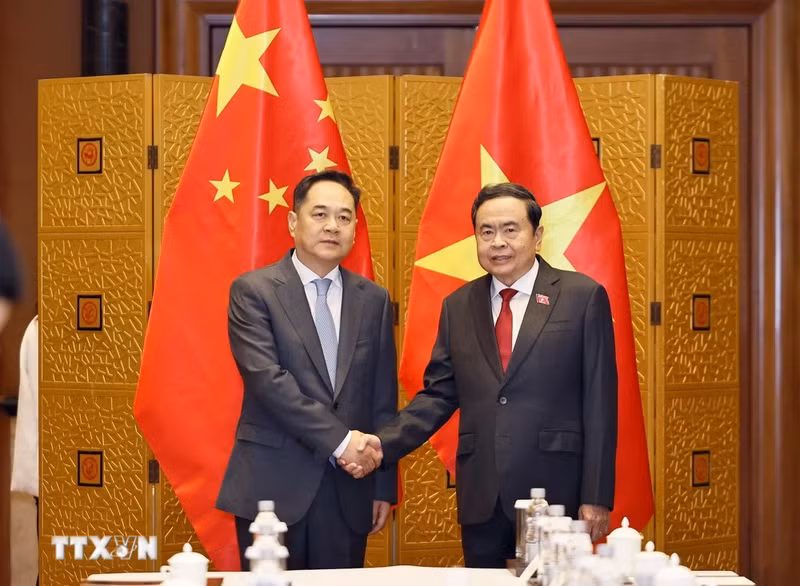 越南国会主席陈青敏与中国人民对外友好协会会长杨万明。（图片来源：越通社）