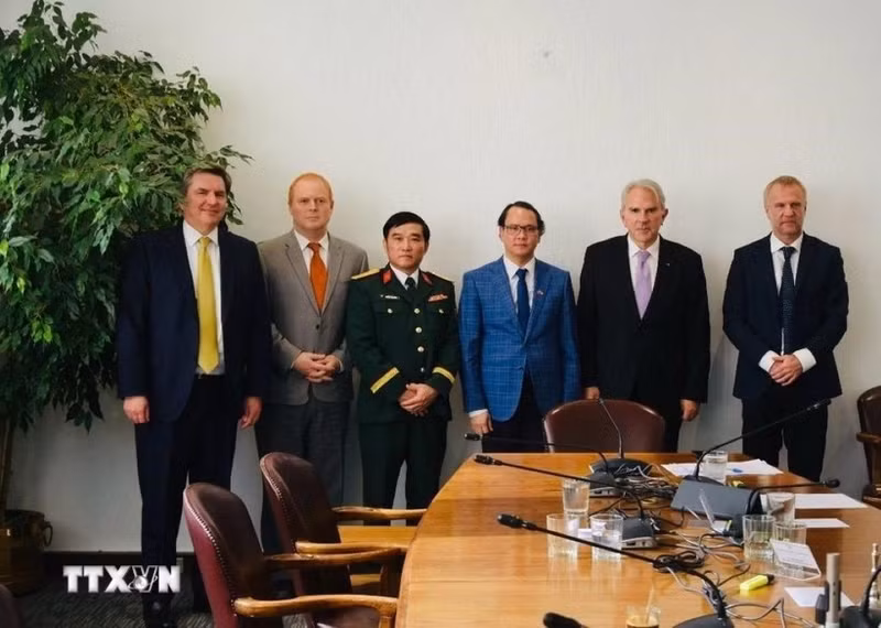 越南驻智利大使阮越强同智利参议院外交委员会主席伊万·莫雷拉·巴罗斯举行工作会议。（图片来源：越通社）