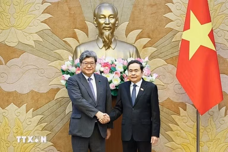 越南国会主席陈青敏会见日本自民党代理干事长萩生田光一。（图片来源：越通社）