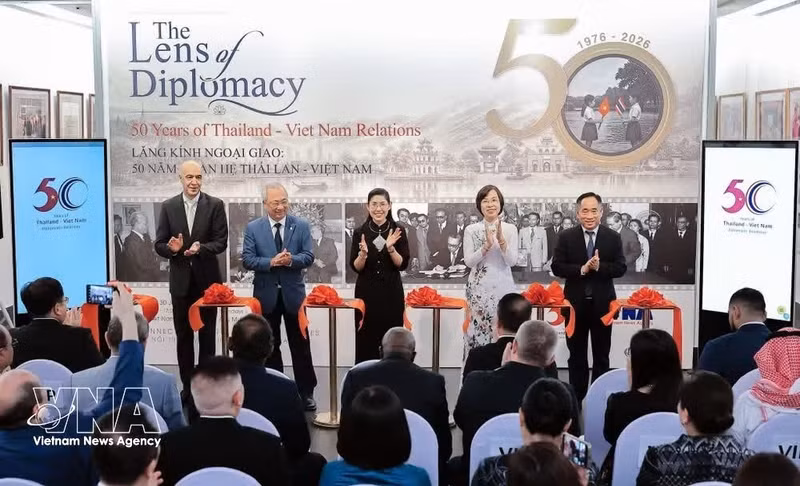 各位嘉宾共同为纪念越泰建交50周年图片展开幕剪彩。（图片来源：越通社）