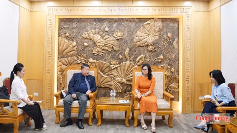 越南工贸部副部长潘氏胜会见泰国中央零售集团负责贸易促进和出口的副主席保罗·黎。（图片来源：工贸部）