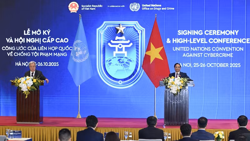 越南政府总理范明正与联合国秘书长出席《河内公约》开放签署仪式新闻发布会。