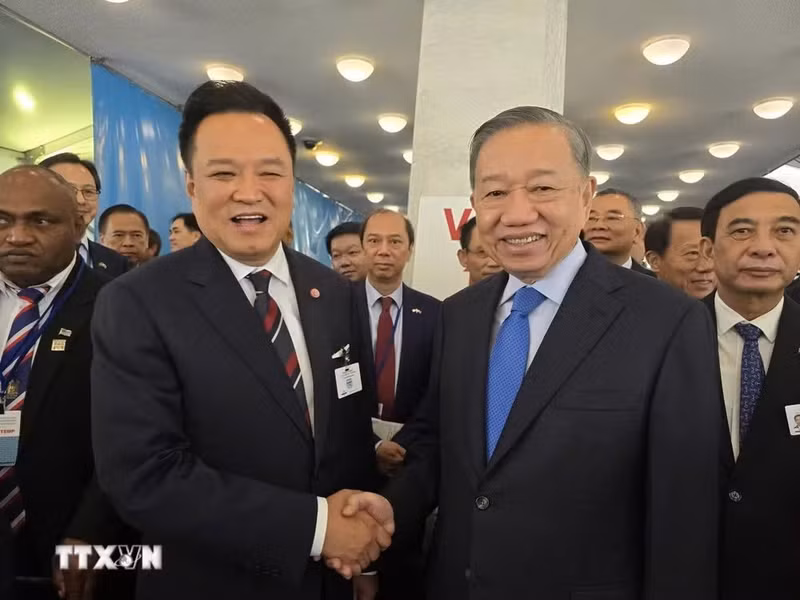 越共中央总书记、国家主席苏林与泰国总理阿努廷·参威拉军亲切握手。（图片来源：越通社）