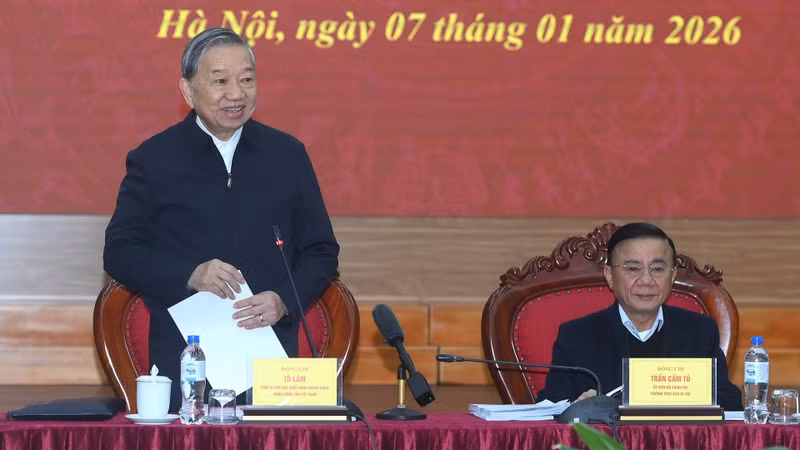 越共中央总书记苏林同中央政策与战略部举行工作会议。